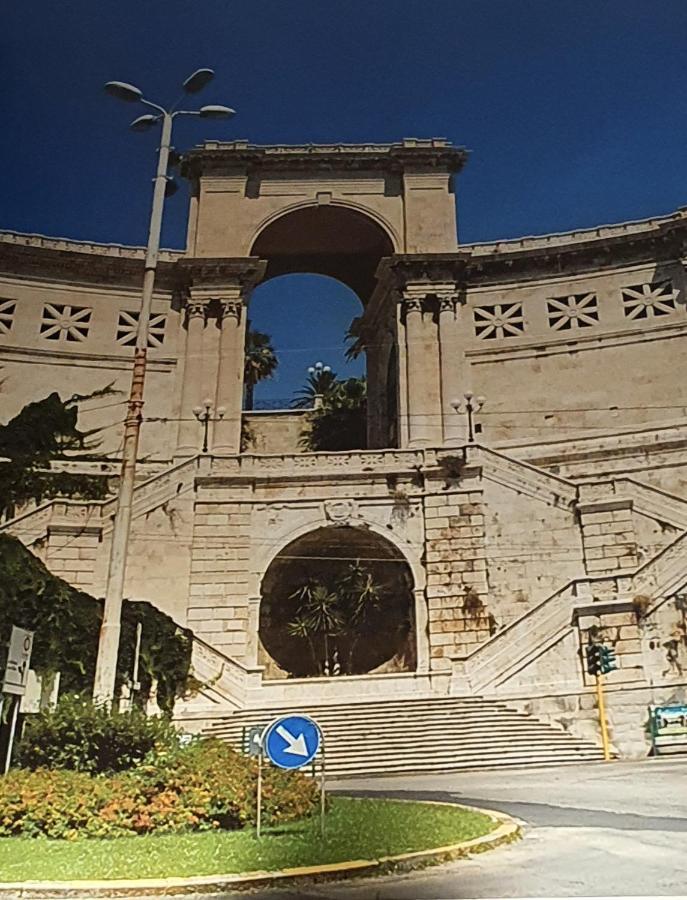 Piazza Martiri Rooms Кальяри Экстерьер фото